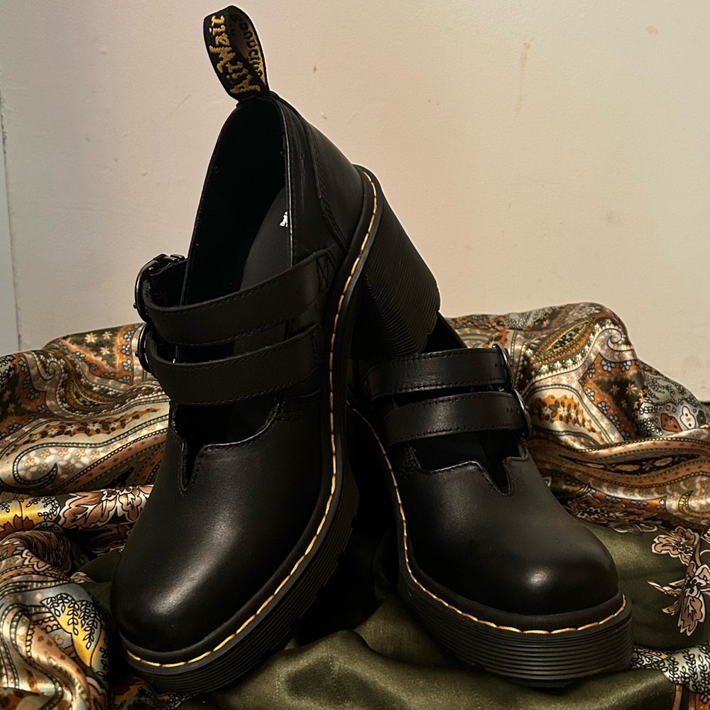 DOC MARTENS EVIEE SENDAL
LEATHER HEELED SHOES